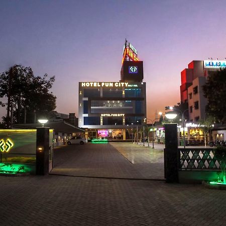 Navsari Hotel Fun City מראה חיצוני תמונה