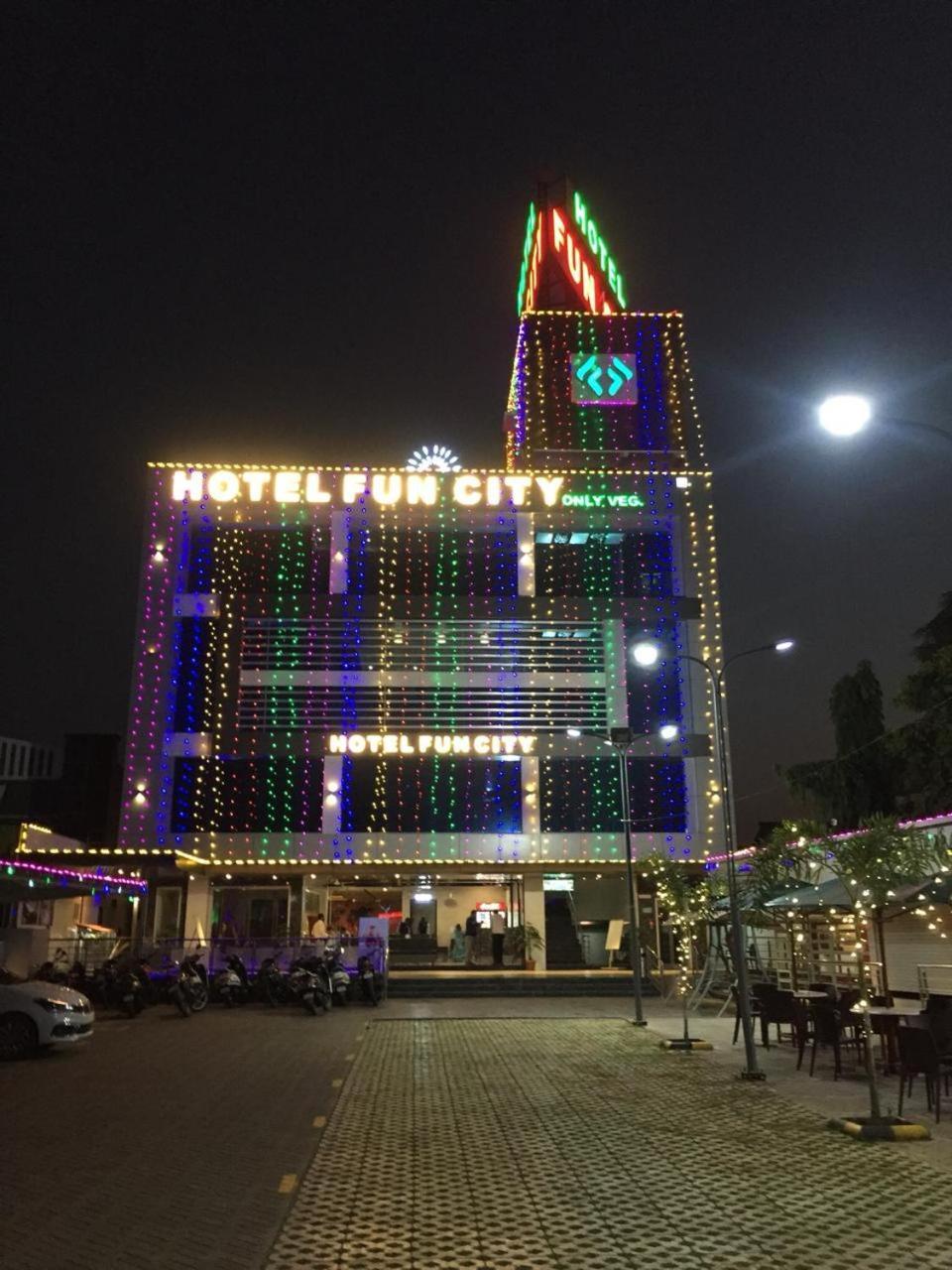Navsari Hotel Fun City מראה חיצוני תמונה