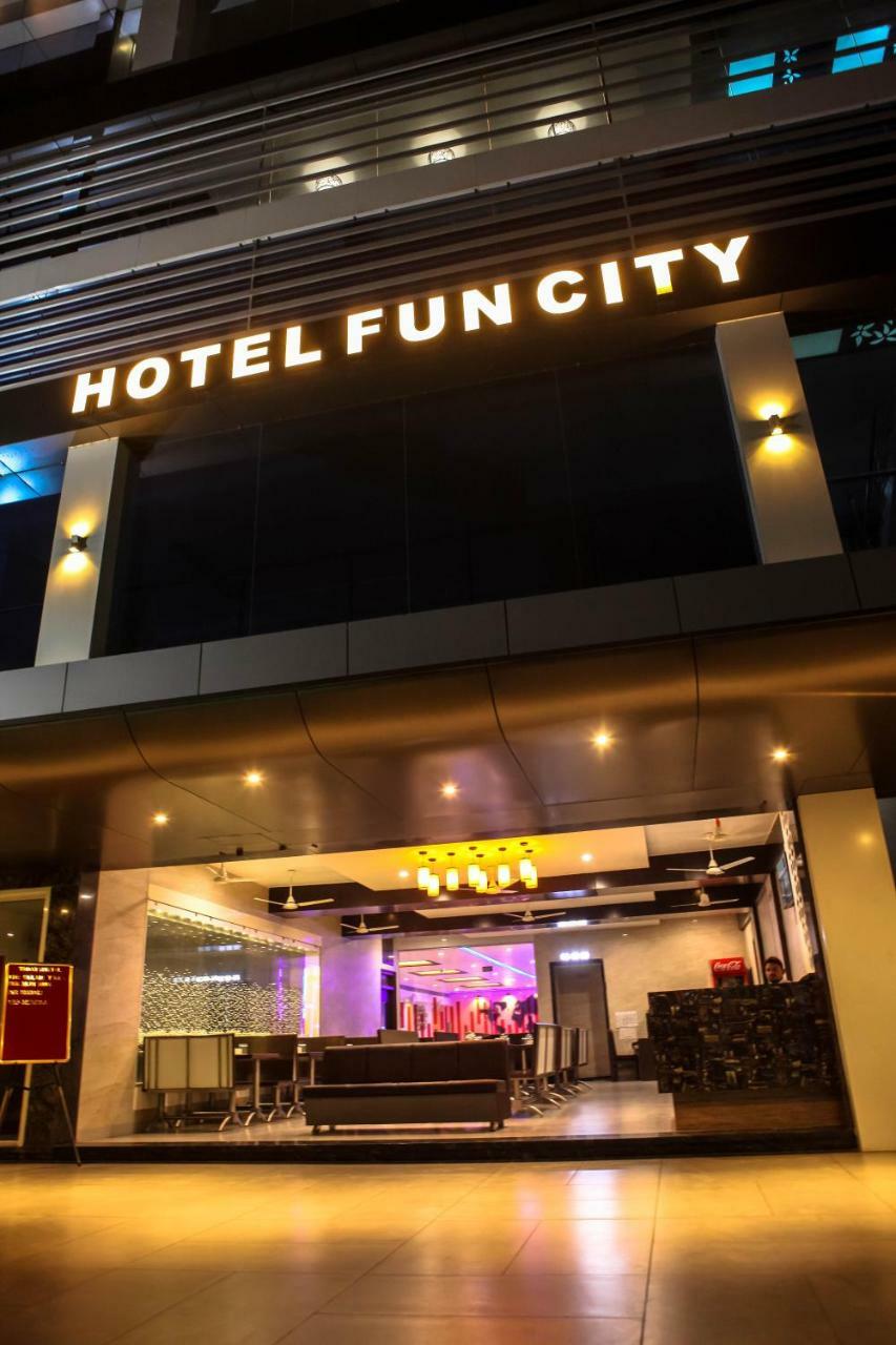 Navsari Hotel Fun City מראה חיצוני תמונה