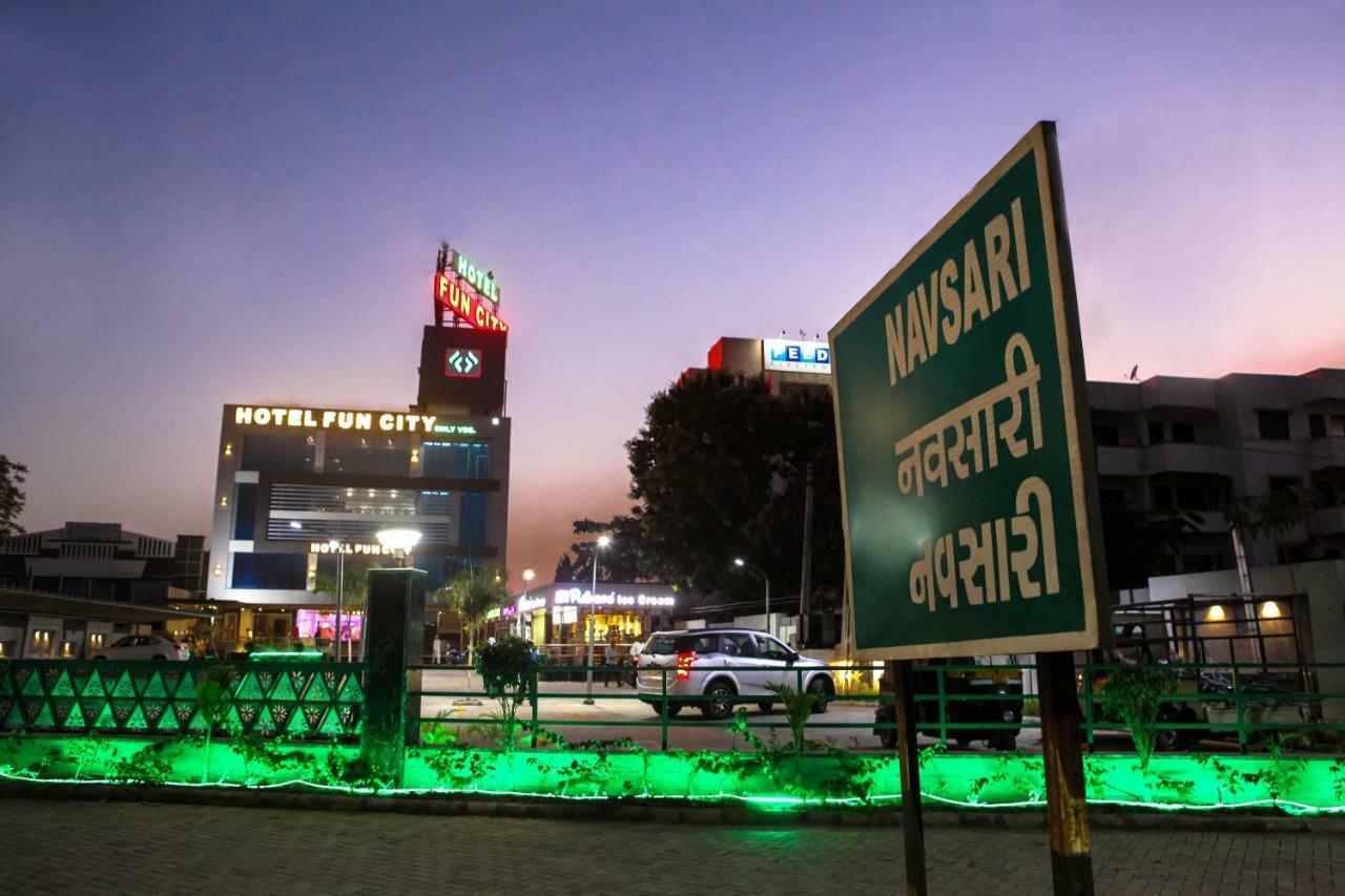 Navsari Hotel Fun City מראה חיצוני תמונה