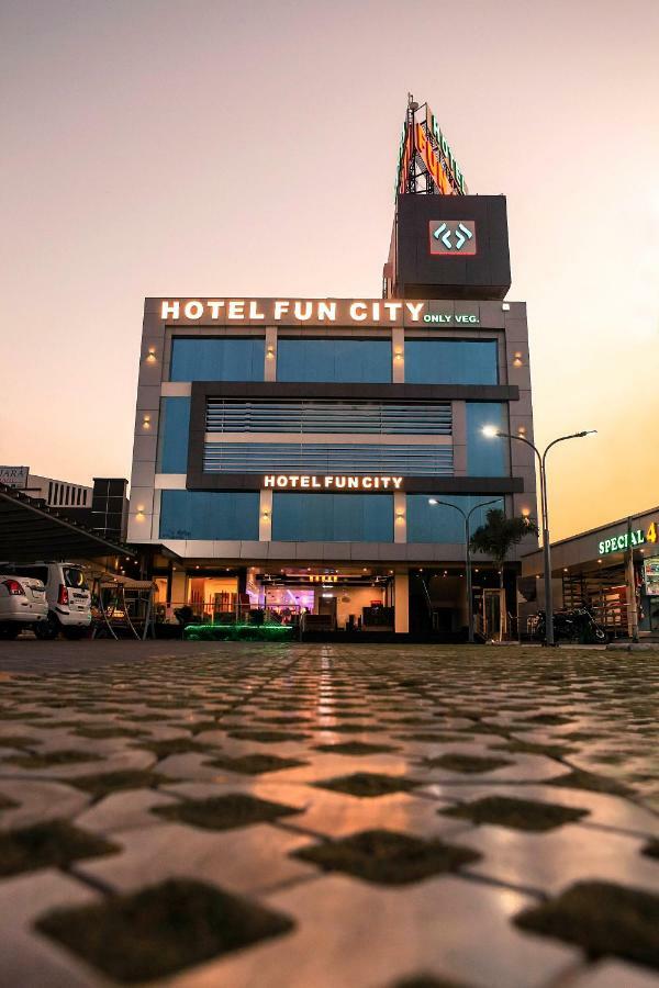 Navsari Hotel Fun City מראה חיצוני תמונה