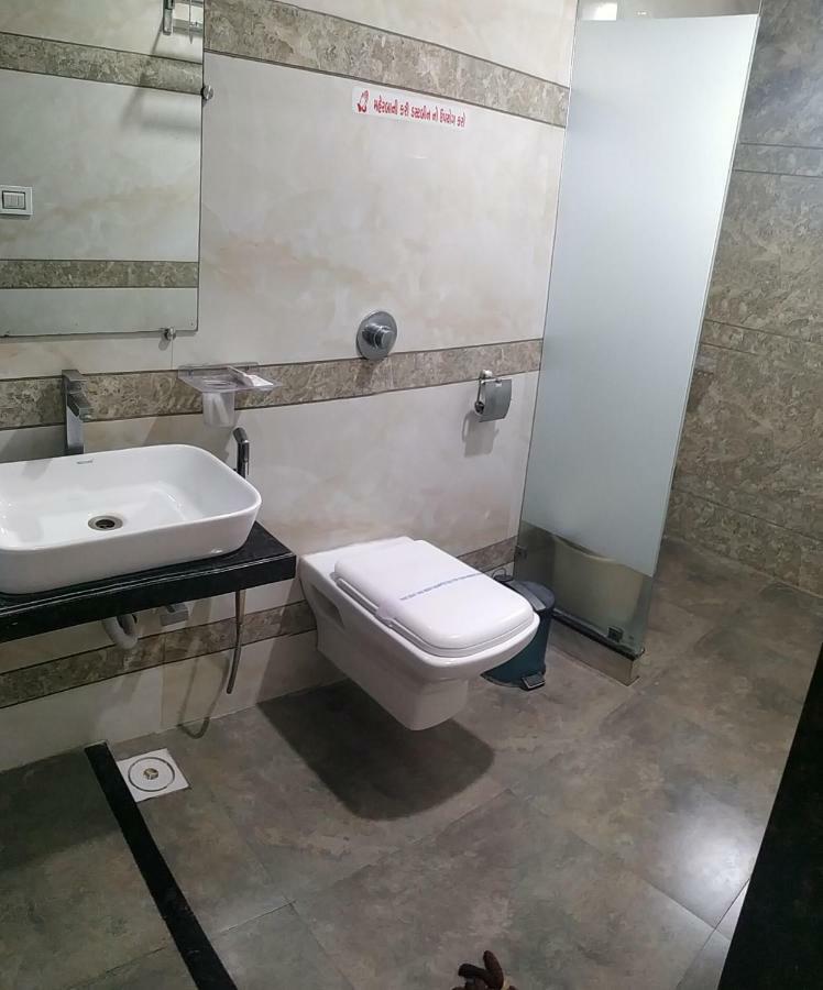 Navsari Hotel Fun City מראה חיצוני תמונה